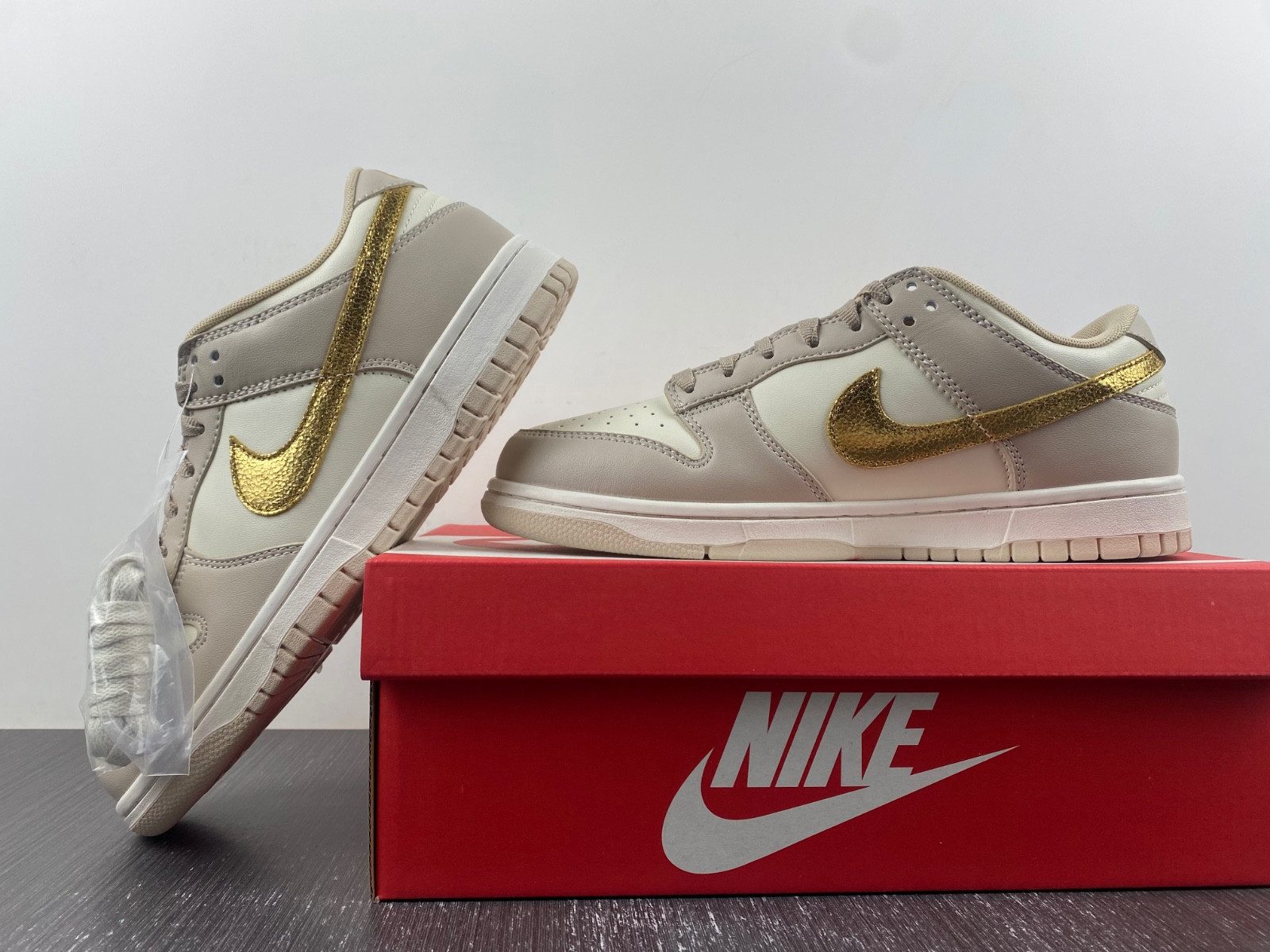 nike dunk low phanT0m metallic gold (women