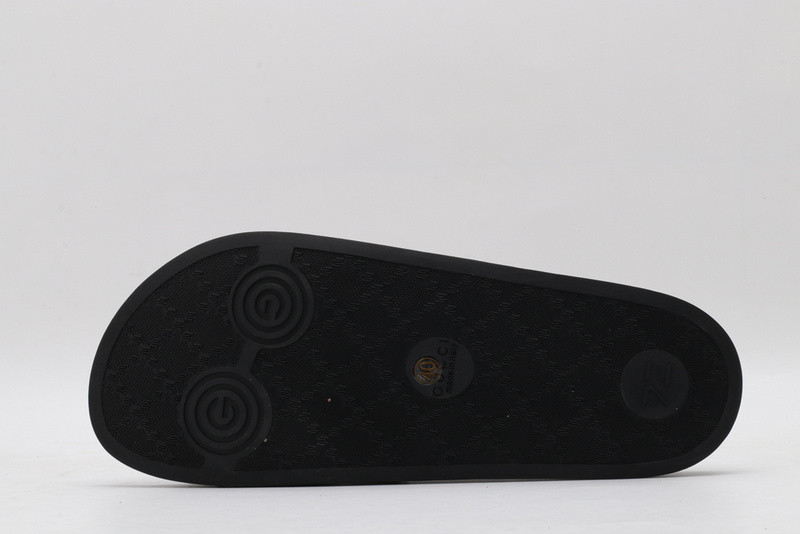 G*u*i slides all black with fish