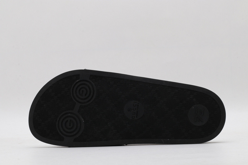 G*u*i slides all black with lip