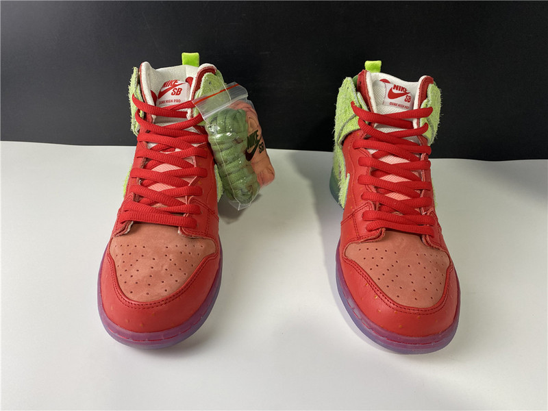 nike sb dunk low “strawberry cough cw7093-601