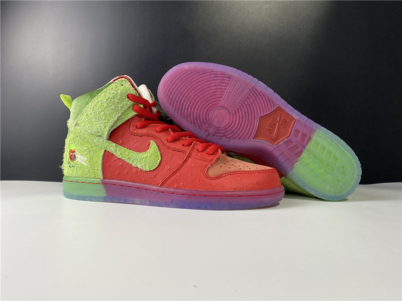 nike sb dunk low “strawberry cough cw7093-601