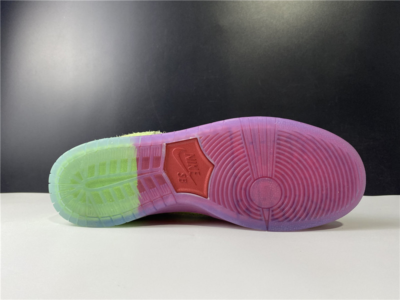 nike sb dunk low “strawberry cough cw7093-601