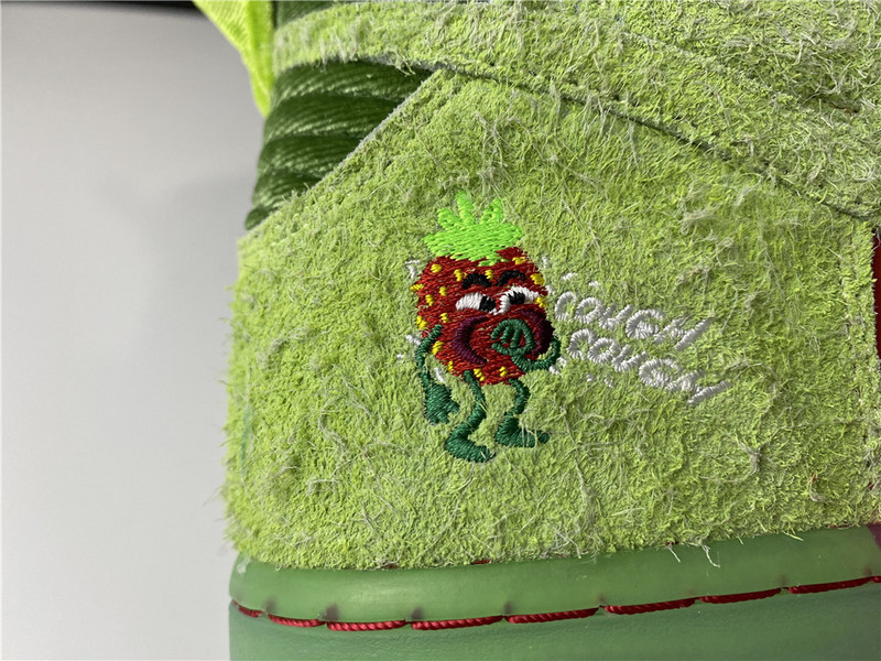 nike sb dunk low “strawberry cough cw7093-601