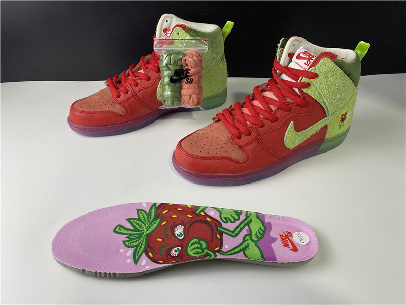 nike sb dunk low “strawberry cough cw7093-601