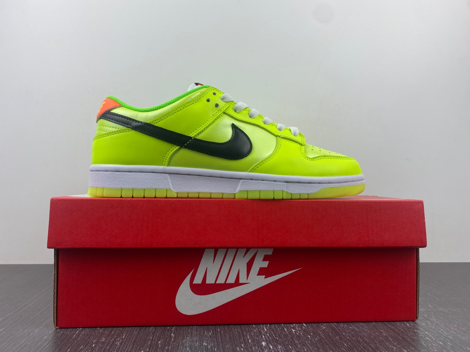 nike dunk low glow in the dark fj4610-702