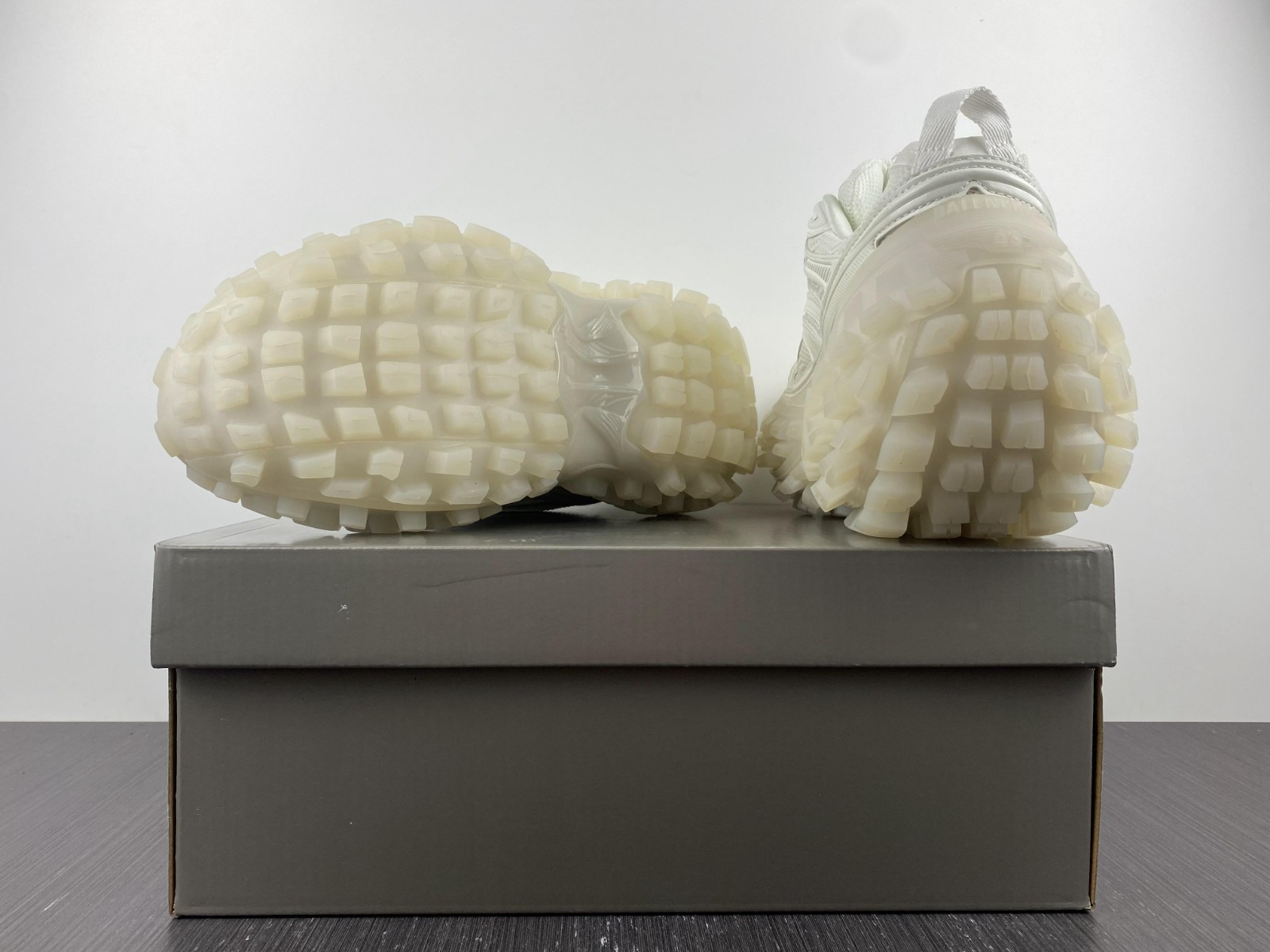 Ba*len*cia*ga defender sneaker