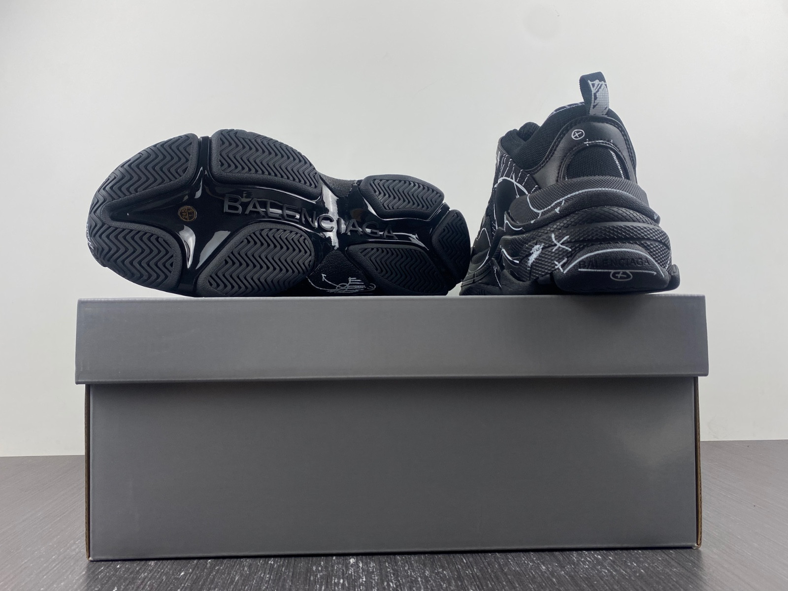 Ba*len*cia*ga triple s sketch black